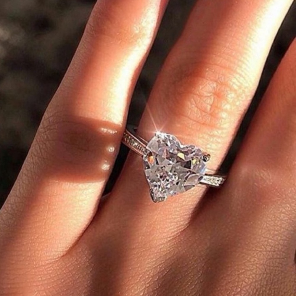 NEW💍18K WHITE GOLD DIAMOND 925 SILVER HEART RING, CUTE RING, SHINY RING.